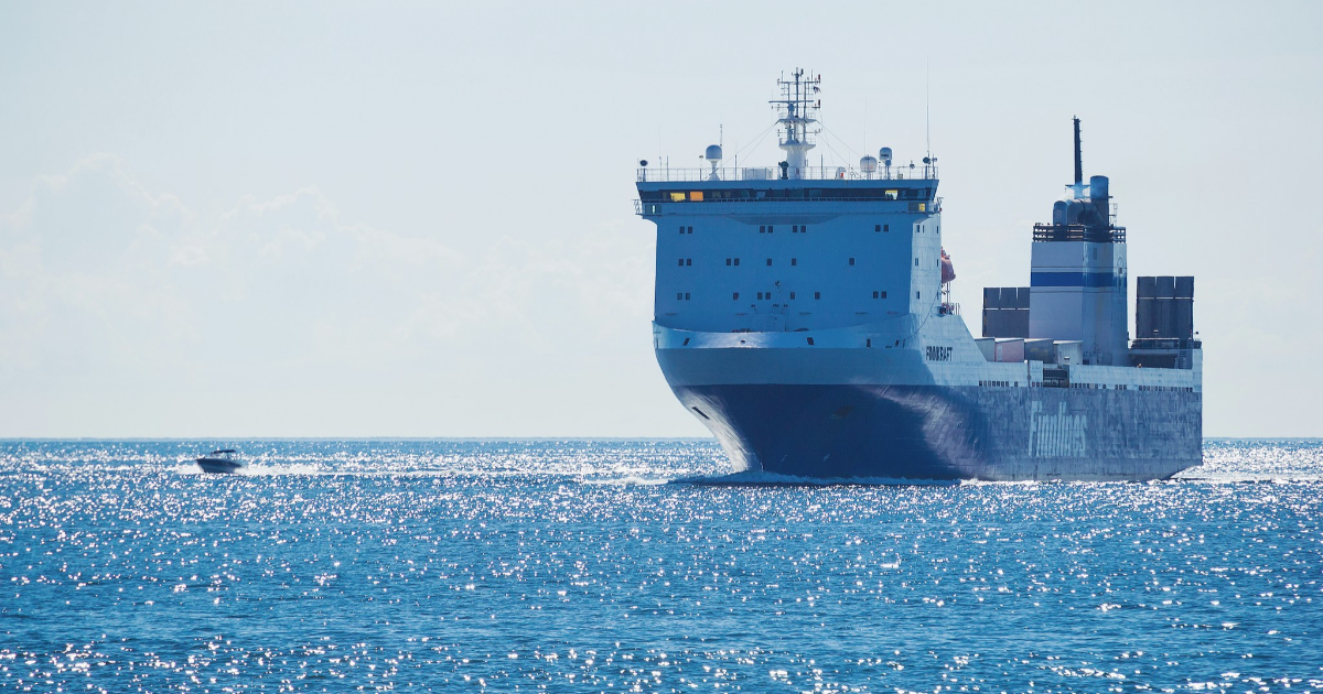 Finnlines-rahtialus Hangon edustalla (Kuva: Mikko Lemola/Shutterstock)