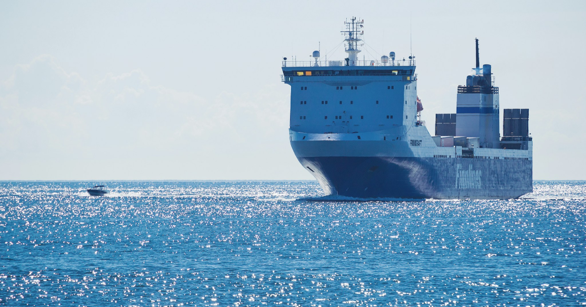 Finnlines-rahtialus Hangon edustalla (Kuva: Mikko Lemola/Shutterstock)