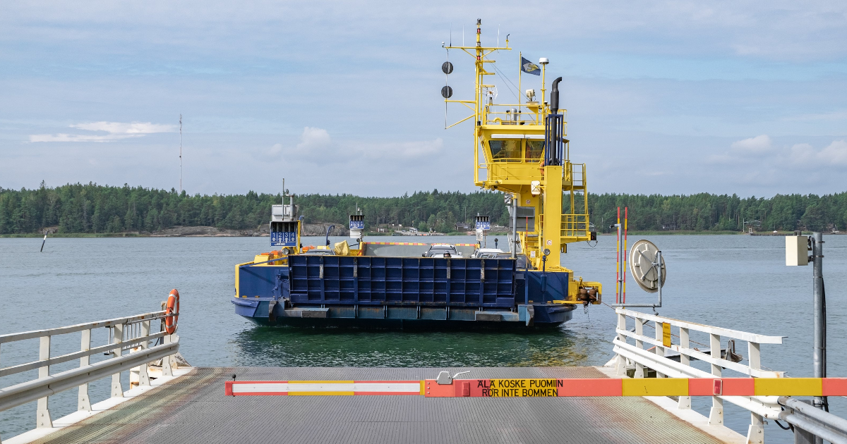 Lautta laiturissa (Kuva: Vovantarakan / Shutterstock)