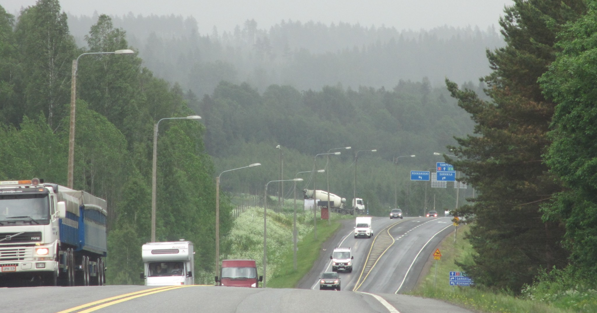 Autoja tiellä (Kuva: Harry Hykko/Shutterstock)