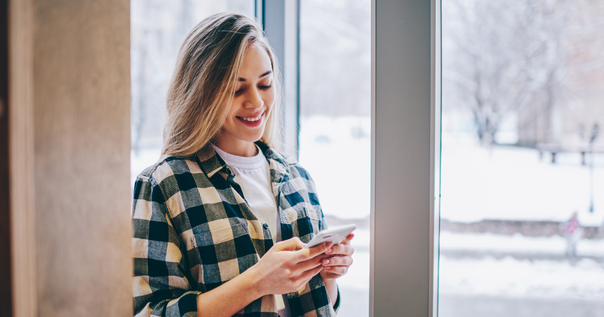 A young woman using mobile phone (Photo: Shutterstock)