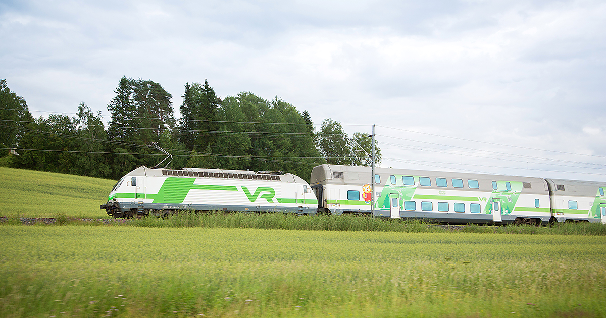 Tåget går mitt i fälten (Foto: Juha Tuomi/Rodeo)