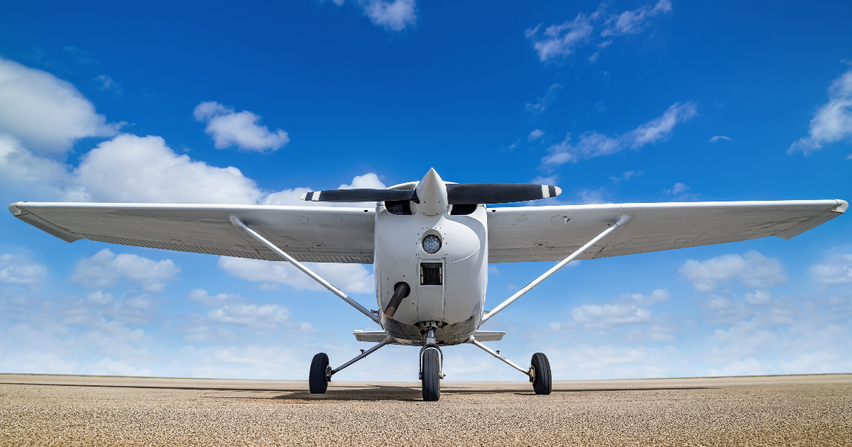 Pienkone lentokentällä (Kuva: Shutterstock)