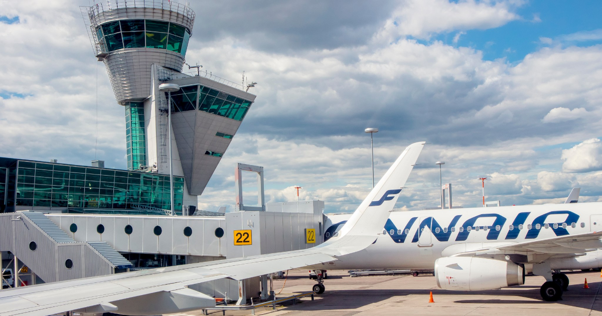 Matkustajakone Helsinki-Vantaan lentokentällä (Kuva: FotoHelin/Shutterstock)