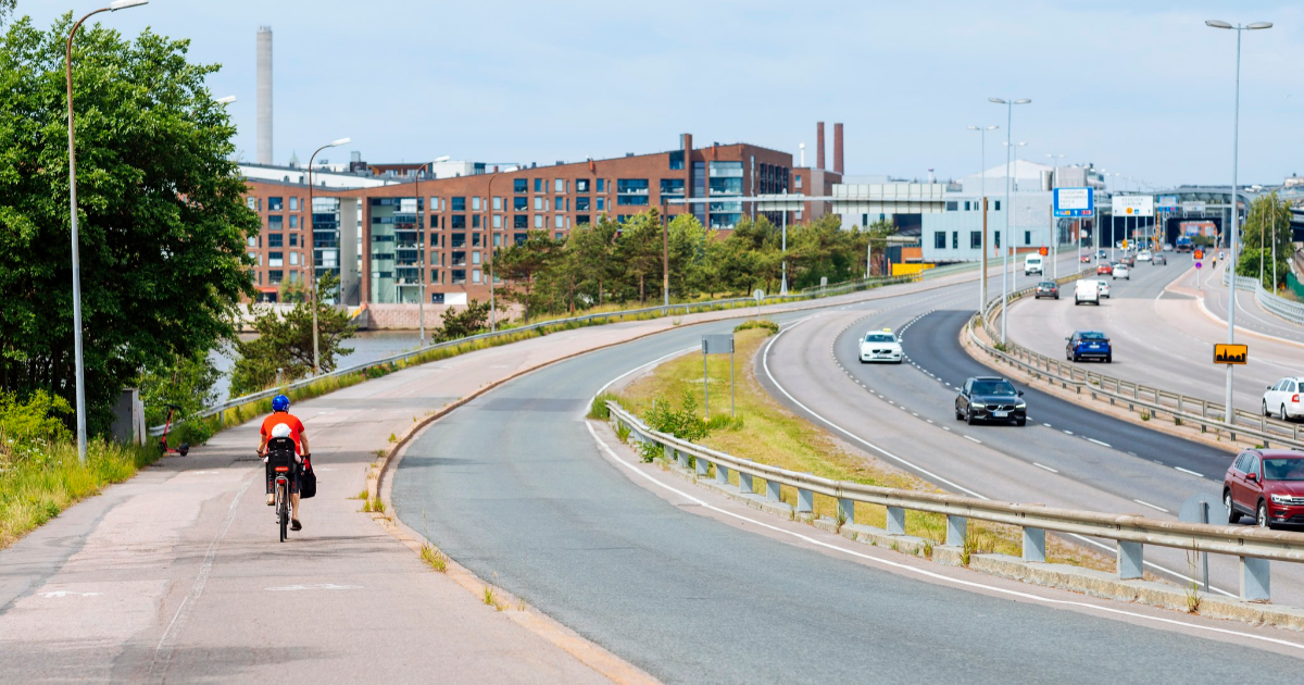 A cyclist on the road (Photo: Mika Pakarinen/Keksi Agency)