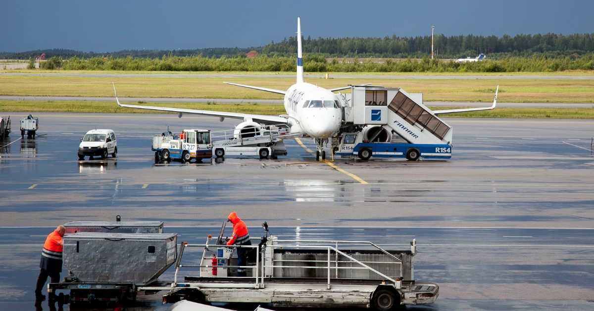 Lentokone Helsinki-Vantaan kentällä (Kuva: Evegenia Ozerkina/Shutterstock)