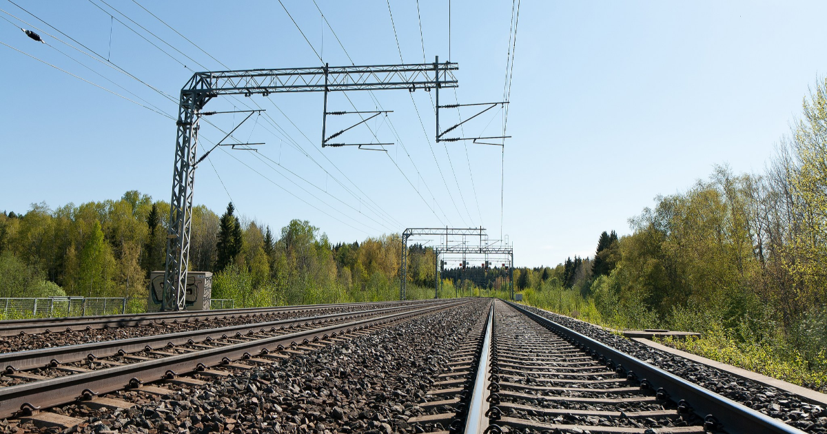 Empty rails (Photo: Shutterstock)
