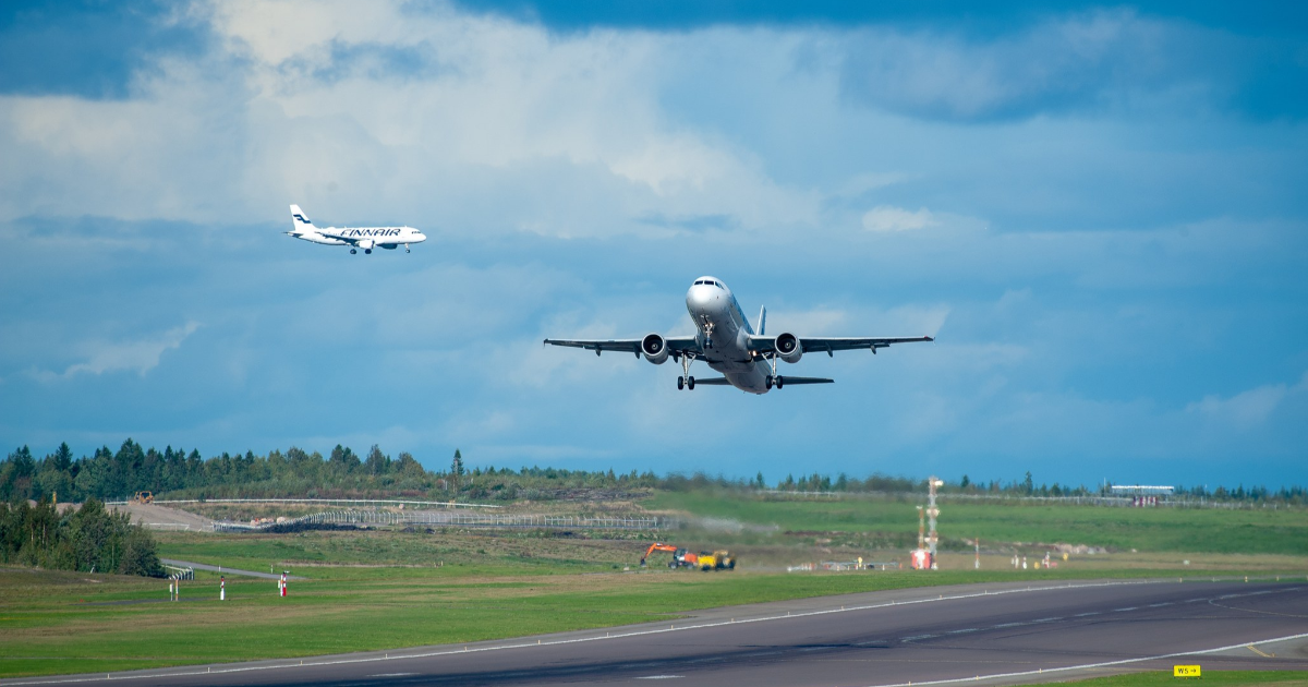 An airplane is landing (Photo: VALAMO Studio/Shutterstock)