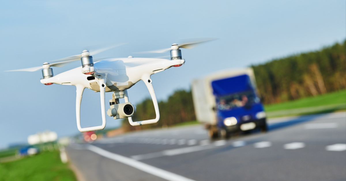 Drooni lentää autotien yllä (Kuva: Shutterstock)