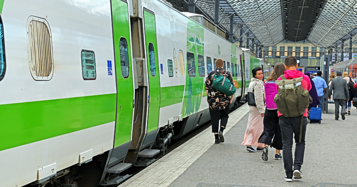 Matkustajajuna Helsingin rautatieasemalla (Kuva: Popova Valriya, Shutterstock)