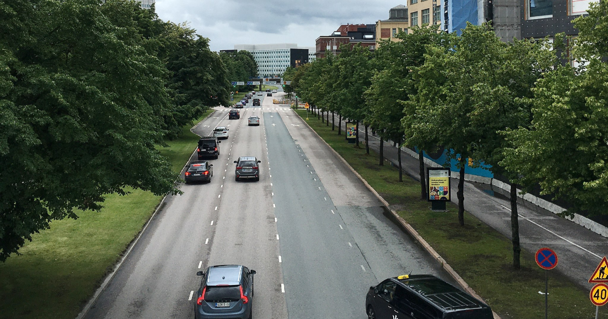 Bilar på Sörnäs strandväg (Bild: KM)