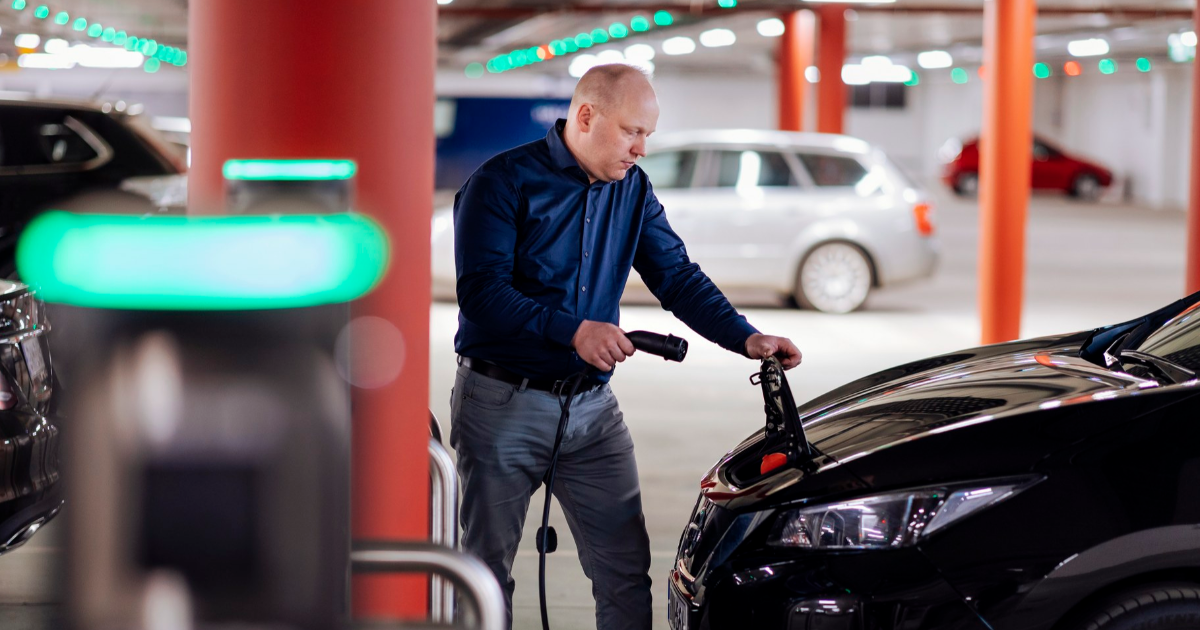 A man charging an electric car (Phtoto:Mika Pakarinen, Keksi Agency)