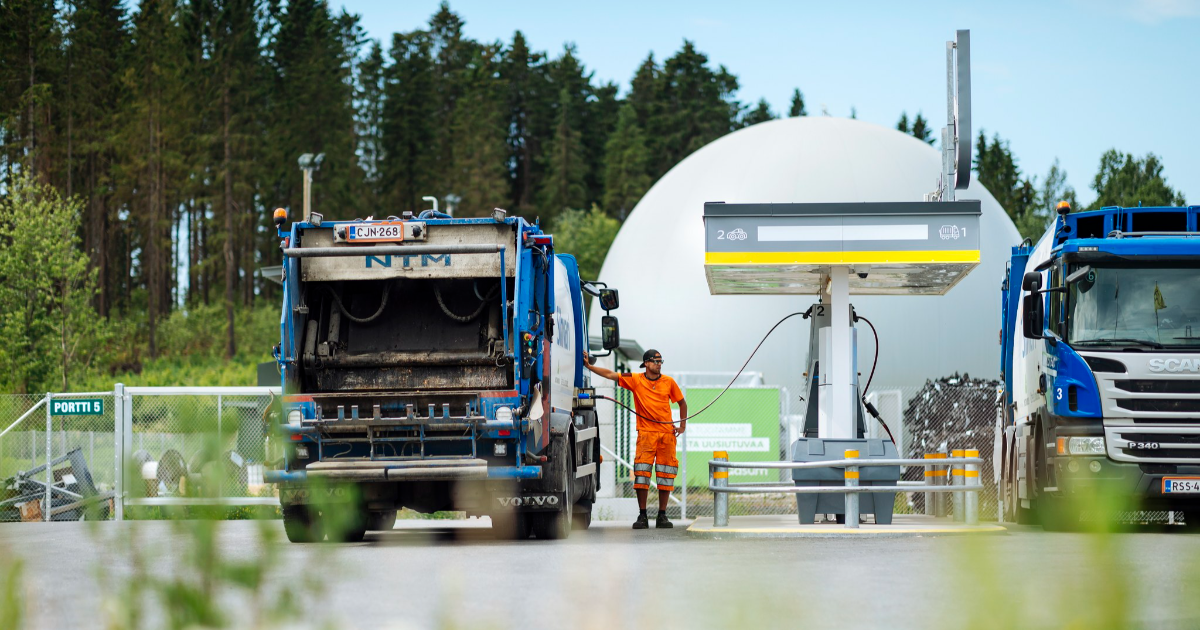 Jäteauto tankkaamassa kaasua (Kuva: Mika Pakarinen Keksi / LVM)