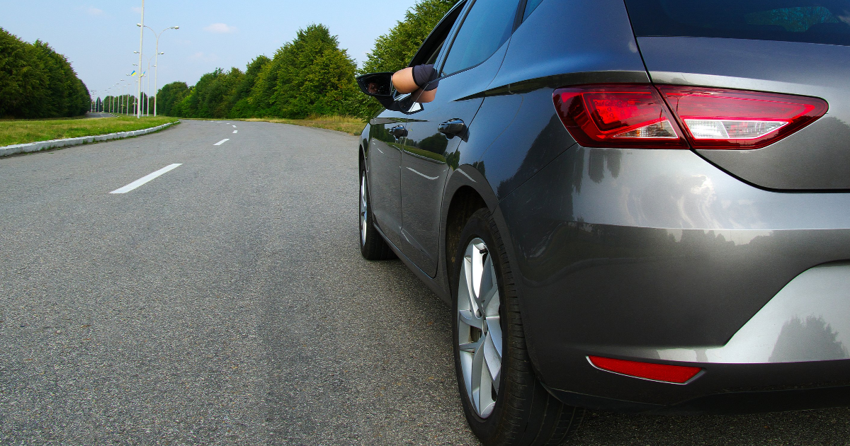 Harmaa henkilöauto tiellä (Kuva: Shutterstock)