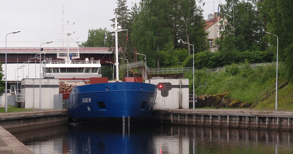 Båt vid Mälkiä sluss. (Foto: Kanalkontoret för Saima kanal, KM)