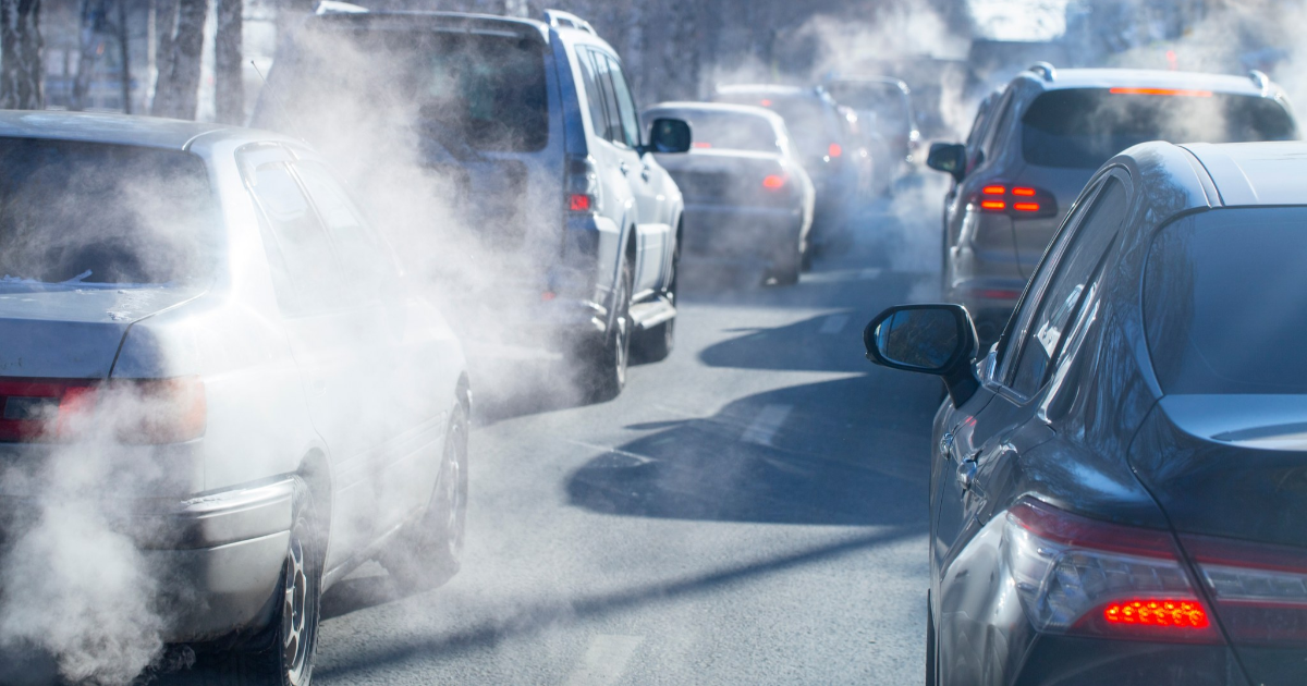 Ajoneuvojen pakokaasuja, autoja jonossa tiellä. (Kuva:Shutterstock)
