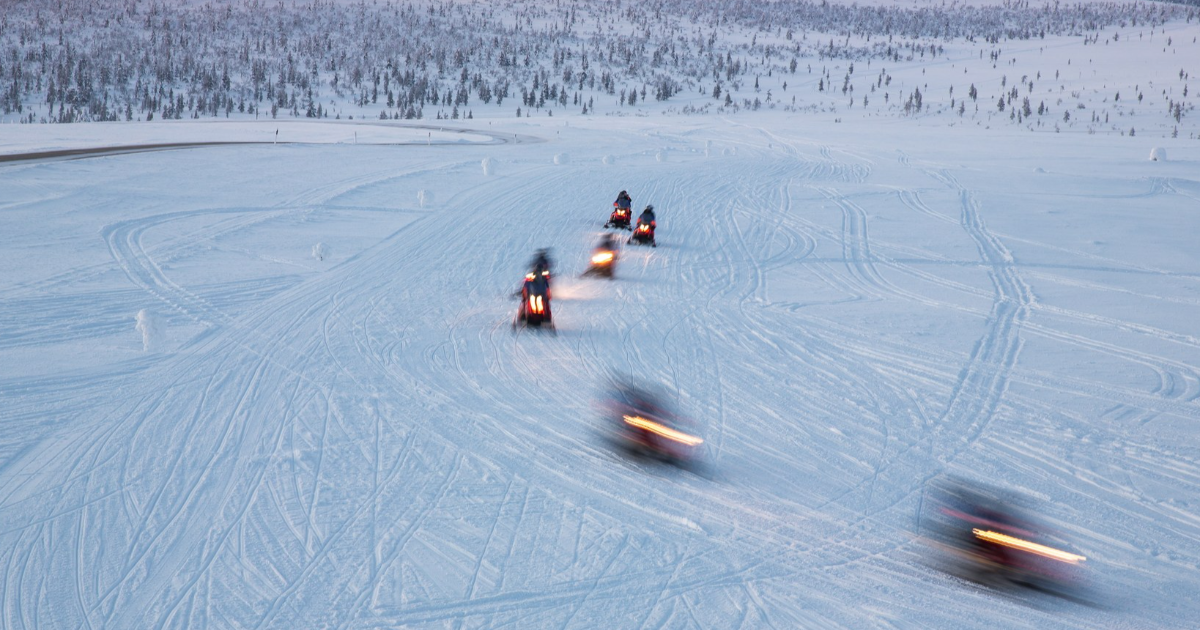 Moottorikelkat jäällä Lapissa (Kuva:Shutterstock)