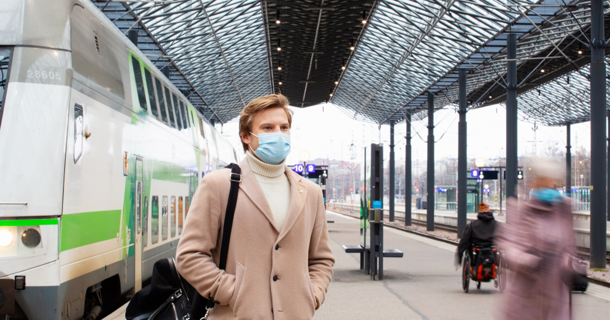 Mies juna-asemalla maski kasvoilla (Kuva: Katri Lehtola/Keksi)