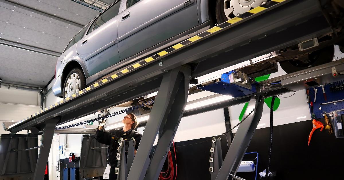 Auton tarkastusta (Kuva: SariMe/Shutterstock)