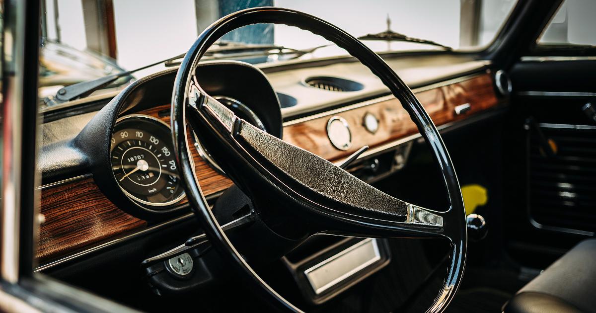 Museoauton sisätila, ohjauspyörä (Kuva: Shutterstock)