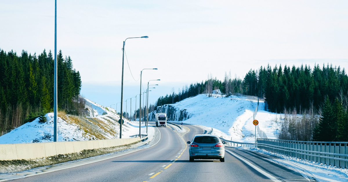 Rekka ja henkilöauto kevättalvella Lapissa (Kuva: Shutterstock)