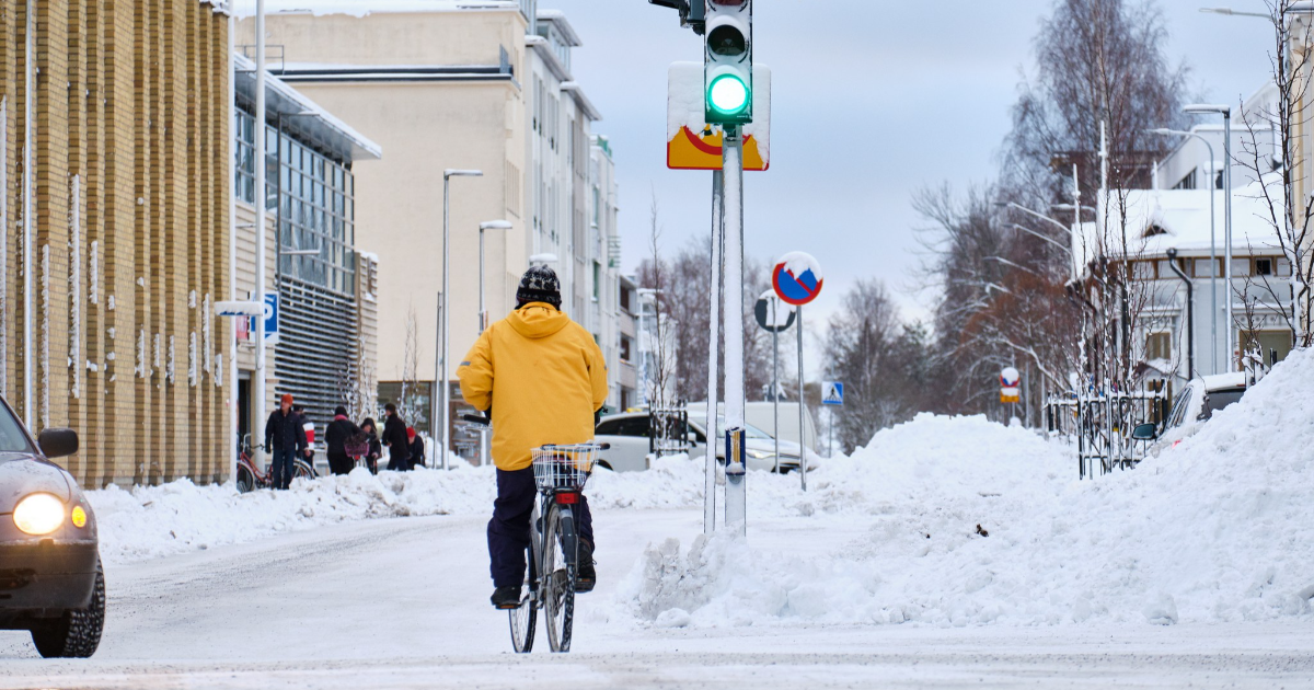 Pyöräilijä ylittää katua Joensuussa. (Kuva: Karavanov Lev / Shutterstock)