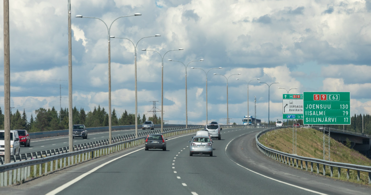 Autot Kallansilloilla Kuopiossa. (Kuva: Juha Tuomi / Rodeo)