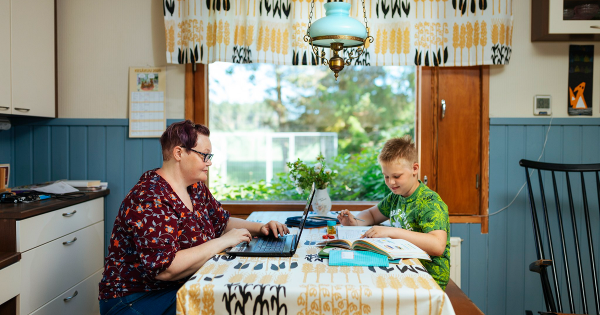 Nainen ja poika kotona etätöissä ja -koulussa. (Kuva: Mika Pakarinen, Keksi / LVM)