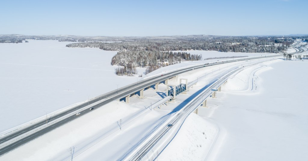 Aerial view, railway and road in winter (Photo: Juha Tuomi / Rodeo)