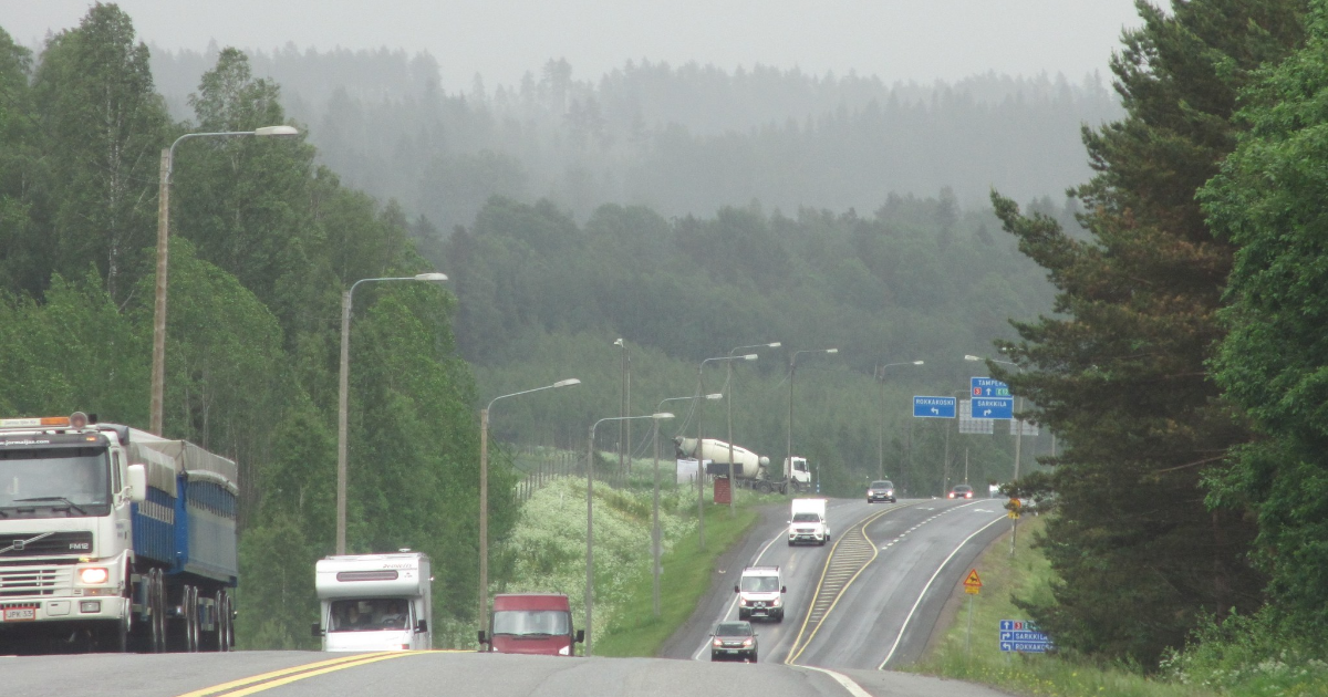 Rekka ja autoja tiellä (Kuva: Harry Hykko/Shutterstock)