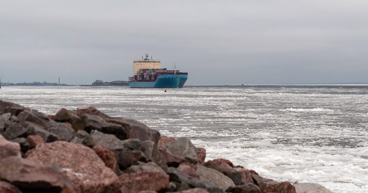 Rahtilaiva jäisellä Suomenlahdella (Kuva: Shutterstock)