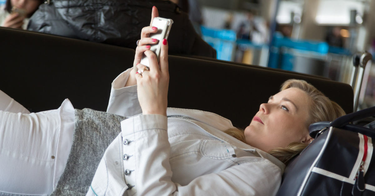 Matkustaja lentokentällä (Kuva: Juha Tuomi / Rodeo)