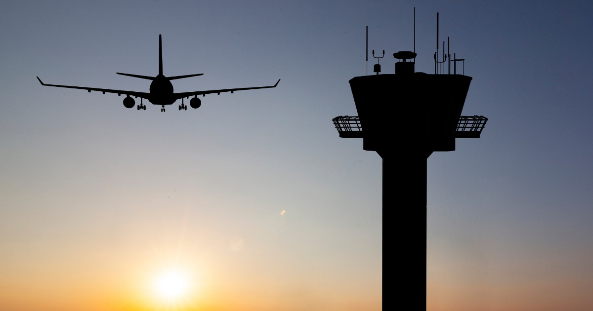 Flygplan och flygkontrolltorn (Foto: Shutterstock)