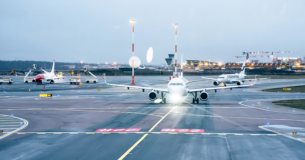 Kiitorata ja lentokoneita Helsinki-Vantaan lentoasemalla (Kuva: Subodh Agnihotri / Shutterstock)
