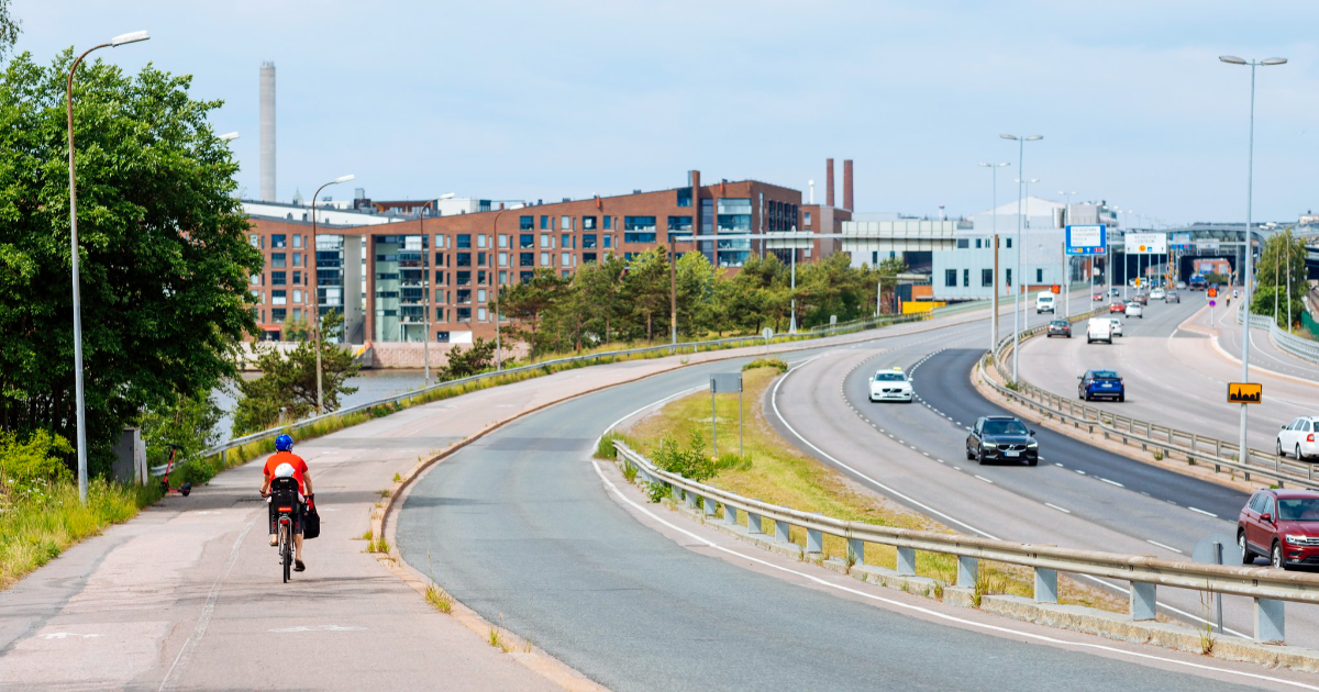 Itäväylä ja pyöräilijä (Kuva: Mika Pakarinen/Keksi/LVM)