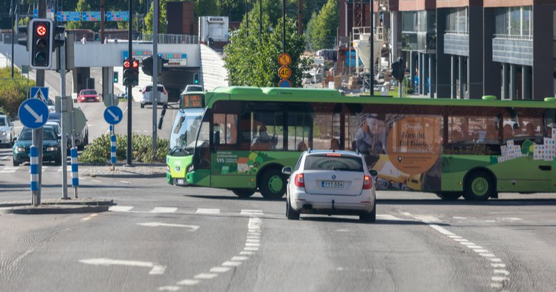 A bus and a car in Jyväskylä (Photo: Juha Tuomi / Rodeo)