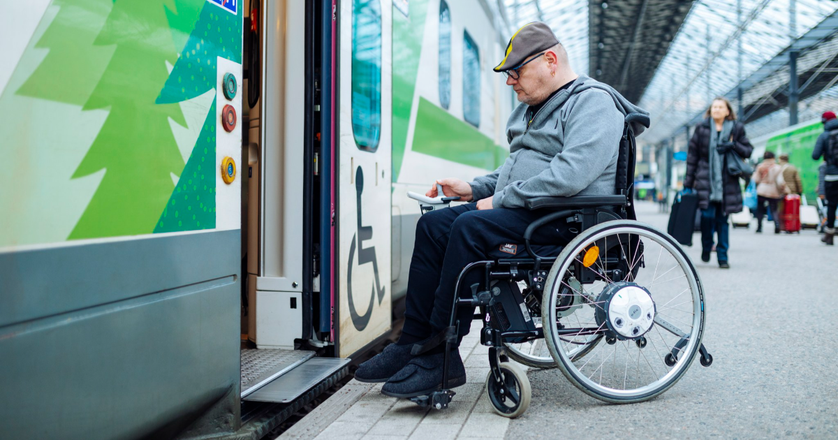 En man i rullstol på en järnvägsstation (Foto: Mika Pakarinen / Keksi, LVM)