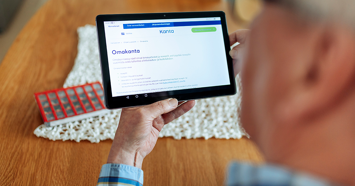 An elderly person uses the Omakanta service on a tablet (Photo: Mika Pakarinen@Keksi Agency)