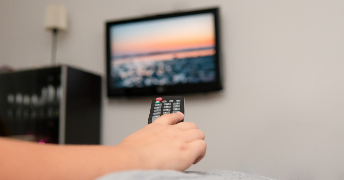 Kaukosäädin ja televisioruutu (Kuva: Shutterstock)