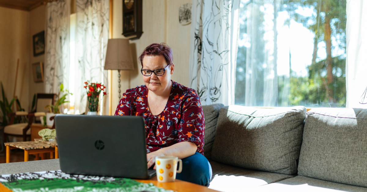 Woman typing on her laptop at home (Photo: Mika Pakarinen, Keksi / LVM)