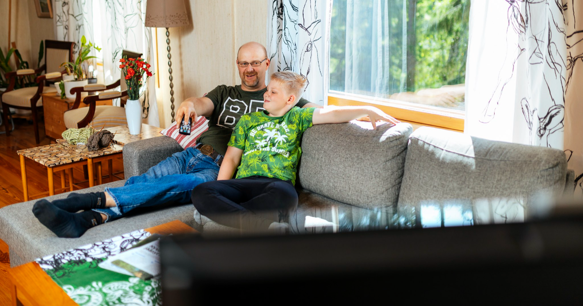 Isä ja poika katsovat televisiota (Kuva: Mika Pakarinen, Keksi / LVM)