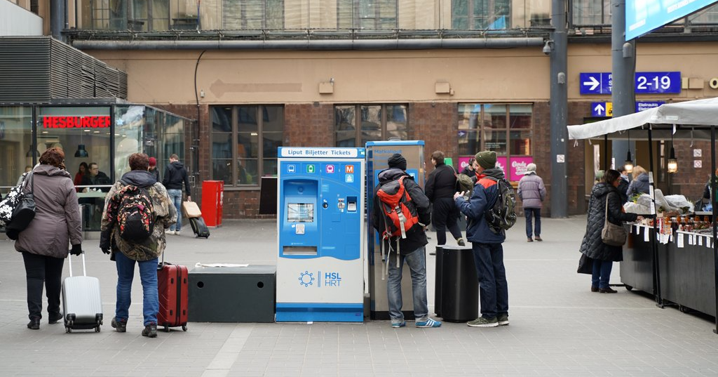 Matkustajia ostamassa matkalippuja lippuautomaatista (Kuva: LVM)