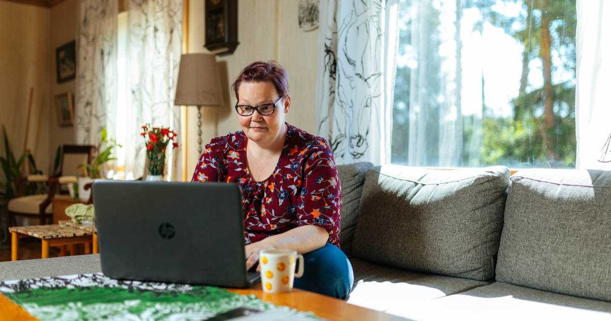 En kvinna vid sin dator hemma. (Bild: Mika Pakarinen / Keksi Agency)