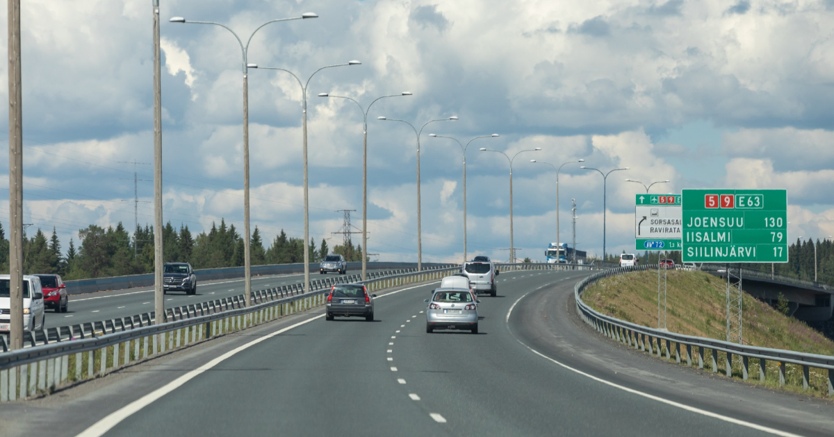 Autot Kallansilloilla Kuopiossa. (Kuva: Juha Tuomi / Rodeo)