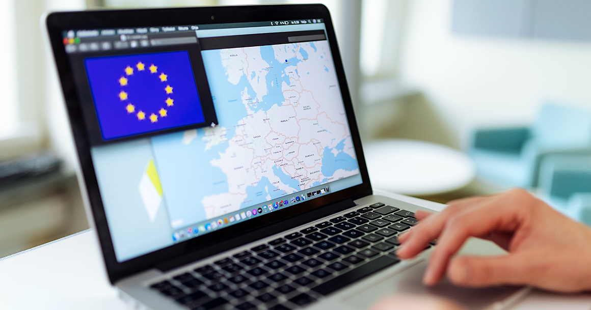 EU-lippu ja Euroopan kartta tietokoneen näytöllä. (Kuva: Mika Pakarinen/Keksi)