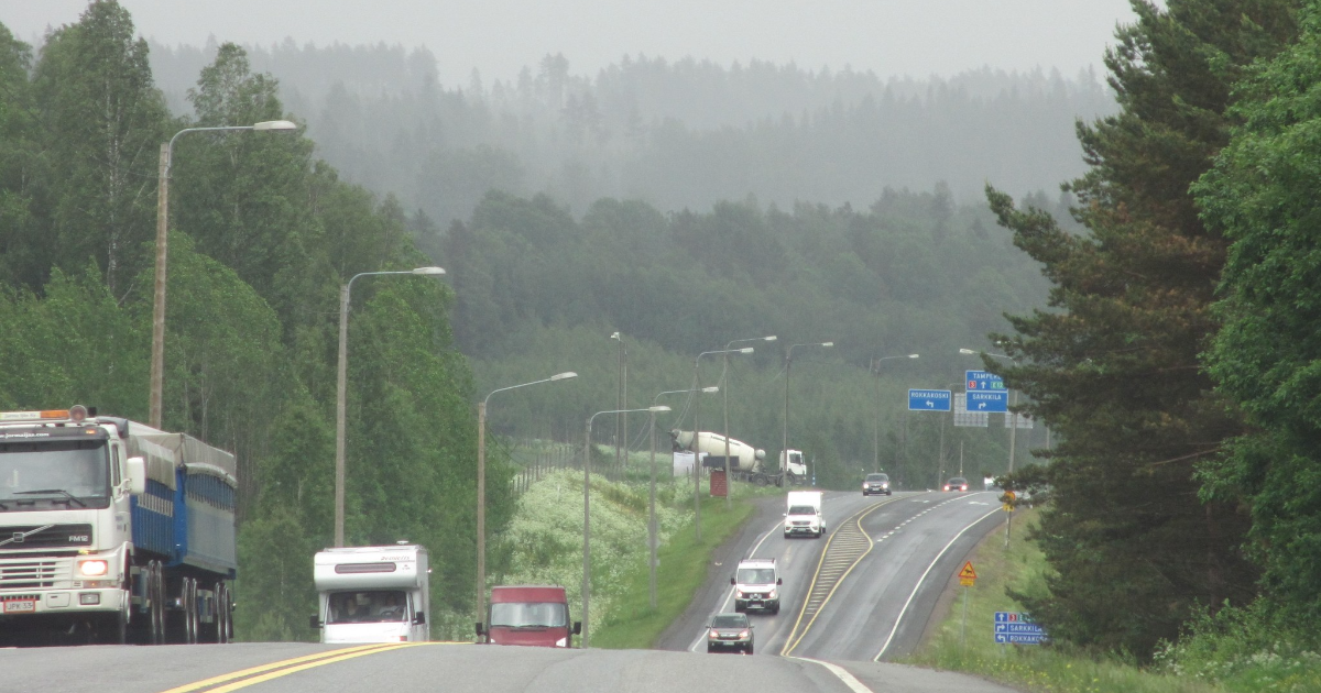 Rekka ja autoja tiellä (Kuva: Harry Hykko/Shutterstock)