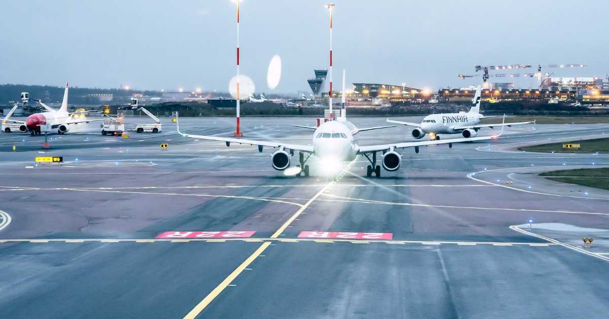 Lentokone kiitoradan päässä, lentokettä (Kuva: Subodh Agnihotri/Shutterstock)