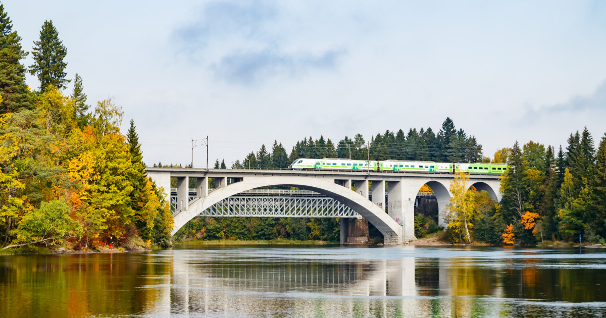 Ett tåg på bron (Bild: Martyn Jandula/Shutterstock)