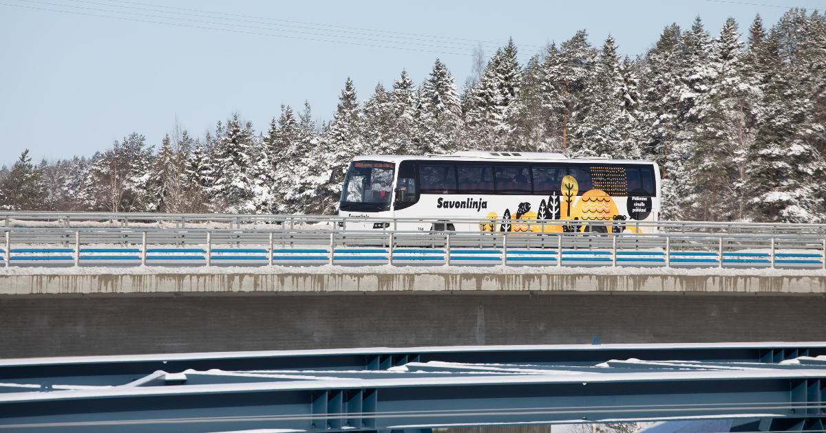 Linja-auto sillalla (Kuva: Juha Tuomi)