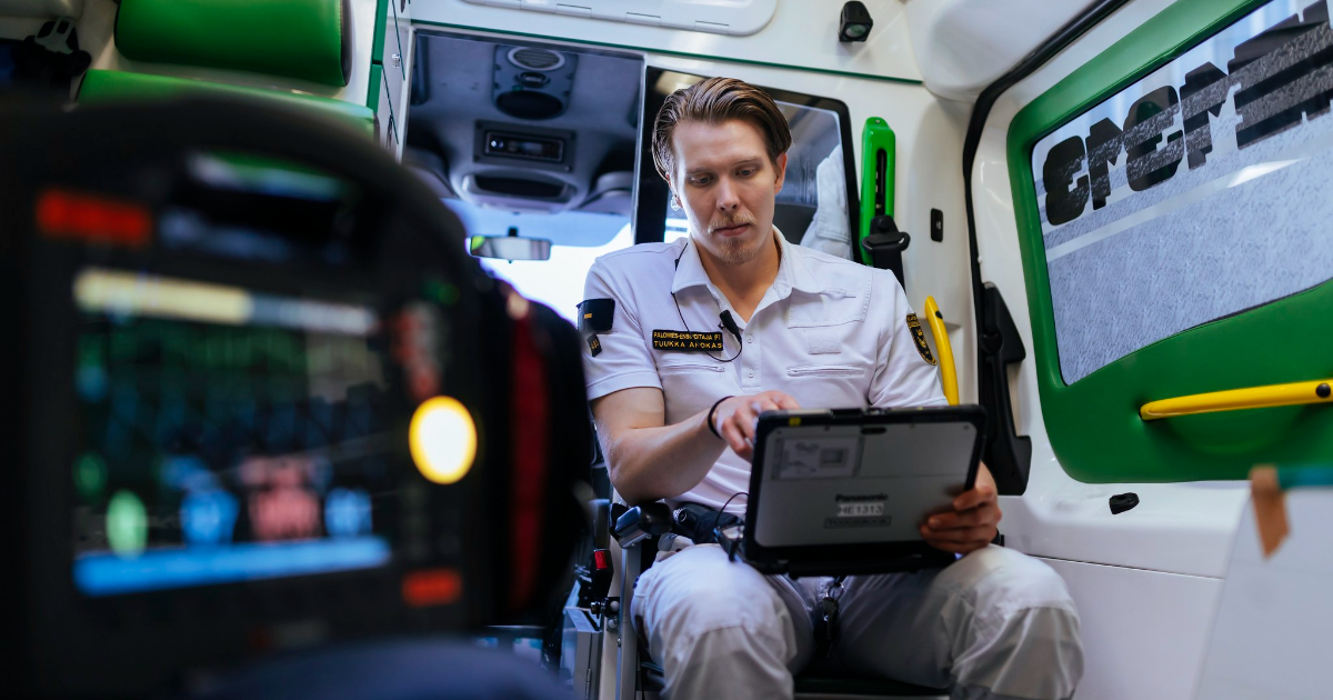 Ambulansläkaren tittar på datorskärmen i ambulansen. (Bild: Mika Pakarinen, Keksi / LVM)